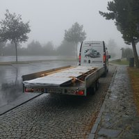 Kleintransportwagen mit Anhänger von hinten rechts