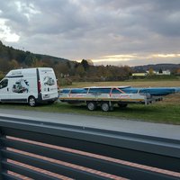 Kleintransportwagen mit Anhänger in der Wiese