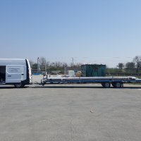 Kleintransporter mit Anhänger von der Seite