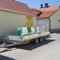 Anhänger neben dem Haus