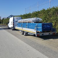 Kleintransporter mit Anhänger von hinten