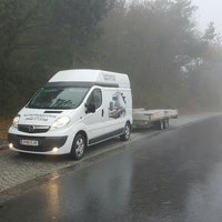 Kleintransportwagen mit Anhänger bei nassen Bedingungen