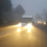 Kleintransportwagen Abblendlicht eingeschalten von vorne