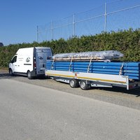 Kleintransporter mit Anhänger von hinten